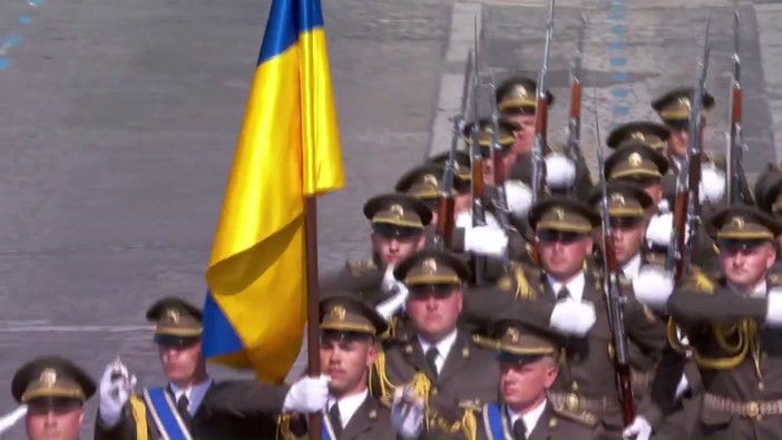 Ucraina, i soldati di Kiev sfilano nella parata di Parigi e Zelensky si commuove