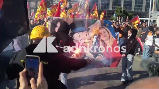 Sciopero 30 ottobre, a Napoli bruciato striscione con Meloni, Bernini e Mr Monopoly Sciopero 30 ottobre, a Napoli bruciato striscione con Meloni, Bernini e Mr Monopoly