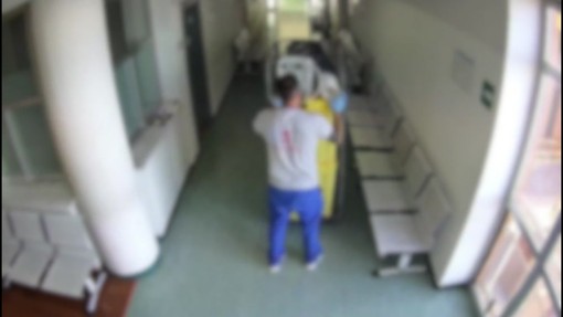 Ruba un condizionatore all'Istituto tumori di Napoli, il furto ripreso dalle telecamere
