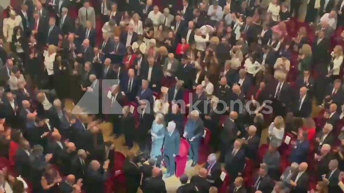 Mattarella alla Scala per i 120 anni della Cgil, il lungo applauso al suo ingresso