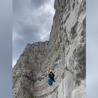 Francia, cade con il parapendio su una parete rocciosa: il soccorso incredibile in elicottero Francia, cade con il parapendio su una parete rocciosa: il soccorso incredibile in elicottero