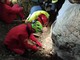 Nuoro, le operazioni dei vigili del fuoco per salvare lo speleologo bloccato in una grotta Nuoro, le operazioni dei vigili del fuoco per salvare lo speleologo bloccato in una grotta