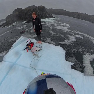 La prima donna a tuffarsi da un iceberg, il video dell'impresa della canadese Molly Carlson