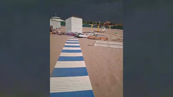 Violenta tromba d'aria nel veneziano, lettini e ombrelloni distrutti sulla spiaggia di Chioggia