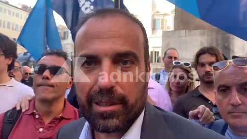 Cinema, il sit-in a Montecitorio con Marattin: "No alla nuova Agenzia, spreco di soldi pubblici e inutile doppione" Cinema, il sit-in a Montecitorio con Marattin: "No alla nuova Agenzia, spreco di soldi pubblici e inutile doppione"
