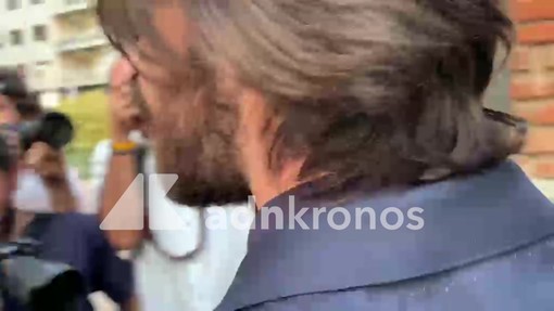 Il bacio tra Leonardo Maria Del Vecchio e Sara Soldati, finisce la contesa sulla figlia Il bacio tra Leonardo Maria Del Vecchio e Sara Soldati, finisce la contesa sulla figlia