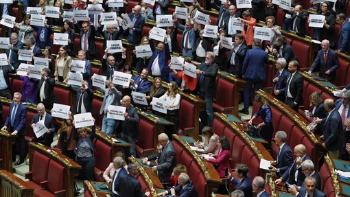 Legge elettorale, l'opposizione riempie l'Aula di cartelli 'Truffa' e 'Imbroglio' Legge elettorale, l'opposizione riempie l'Aula di cartelli 'Truffa' e 'Imbroglio'