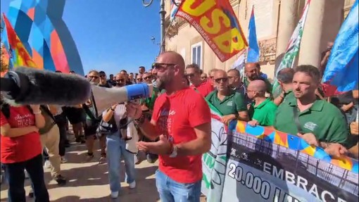 Ex Ilva, a Taranto strade bloccate e operai in sciopero