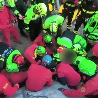 Nuoro, dopo 27 ore estratto vivo lo speleologo bloccato in una grotta Nuoro, dopo 27 ore estratto vivo lo speleologo bloccato in una grotta