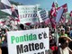 Pontida, dalle t-shirt ai cori sul pratone è derby tra 'nordisti' e 'salviniani' Pontida, dalle t-shirt ai cori sul pratone è derby tra 'nordisti' e 'salviniani'