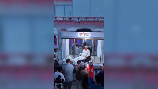 Il santone indiano si sposta fra i fedeli in una teca con l'aria condizionata, è polemica - video Il santone indiano si sposta fra i fedeli in una teca con l'aria condizionata, è polemica - video