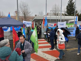 Volantinaggio dei sindacati metalmeccanici davanti alla Magneti Marelli di Venaria