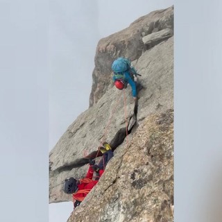 Due alpinisti bloccati sul Dente Gigante in Valle d'Aosta, le immagini dei soccorsi Due alpinisti bloccati sul Dente Gigante in Valle d'Aosta, le immagini dei soccorsi