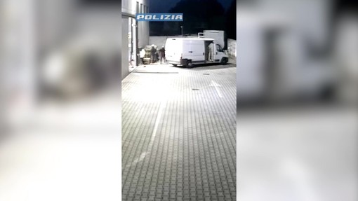 Padova, 13 furti di rame in 4 mesi per un milione di euro: i video degli assalti ai magazzini Padova, 13 furti di rame in 4 mesi per un milione di euro: i video degli assalti ai magazzini