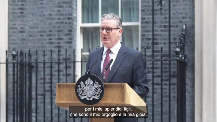 Starmer si dimette, la voce rotta sul finale: "Mi dedicherò al lavoro di padre e marito" Starmer si dimette, la voce rotta sul finale: "Mi dedicherò al lavoro di padre e marito"