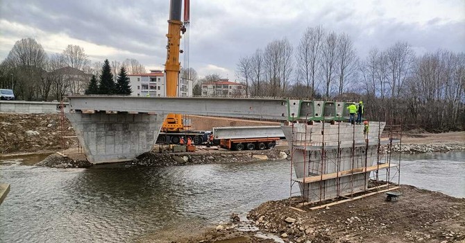 Lavori in corso sopra il torrente Ceronda