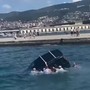 Auto finisce in mare a Trieste, sei militari si tuffano per salvare il conducente Auto finisce in mare a Trieste, sei militari si tuffano per salvare il conducente