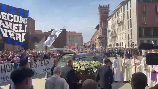 "Ciao Sandro", a Milano l'ultimo saluto a Mazzola: l'arrivo del feretro alla basilica di Sant'Ambrogio "Ciao Sandro", a Milano l'ultimo saluto a Mazzola: l'arrivo del feretro alla basilica di Sant'Ambrogio