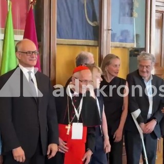 La strana coppia, Sharon Stone e Romano Prodi in Campidoglio tra sorrisi e complicità La strana coppia, Sharon Stone e Romano Prodi in Campidoglio tra sorrisi e complicità