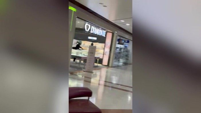 Rapina in gioielleria con armi a salve e fumogeni a Novate Milanese, i video girati nel centro commerciale Rapina in gioielleria con armi a salve e fumogeni a Novate Milanese, i video girati nel centro commerciale