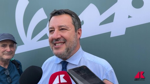 Salvini promette ai fan della Vespa: "Potrete continuare a circolare"