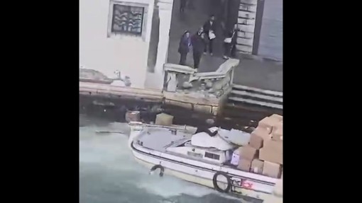 Via al restauro finale Ponte Rialto, il video dell'urto con il barcone rubato nel 2025