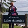 Lago Ontario, è guerra a colpi di cartelli tra Trump e il premier Doug Ford Lago Ontario, è guerra a colpi di cartelli tra Trump e il premier Doug Ford