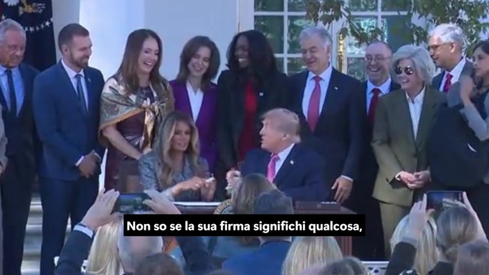 Trump invita Melania a firmare un ordine esecutivo, ma la frase diventa un boomerang sul web