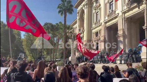 Sciopero scuola, a Roma fumogeni e bombe carta davanti Ministero Istruzione: "Valditara apri le porte" Sciopero scuola, a Roma fumogeni e bombe carta davanti Ministero Istruzione: "Valditara apri le porte"
