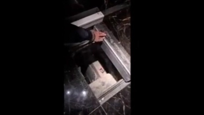 Un bunker sotto al bagno di casa, ecco dove si nascondeva il boss di Camorra Valentino Gionta jr Un bunker sotto al bagno di casa, ecco dove si nascondeva il boss di Camorra Valentino Gionta jr
