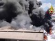 Incendio nello stabilimento Versalis a Mantova, colonna di fumo nero
