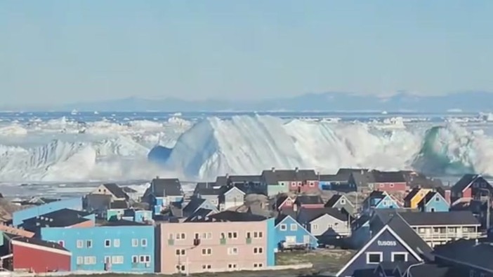 Grosso iceberg si spezza e si capovolge davanti alle coste della Groenlandia Grosso iceberg si spezza e si capovolge davanti alle coste della Groenlandia