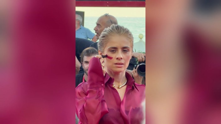 Venezia 83, Greta Scarano sul red carpet con il segno rosso contro la violenza sulle donne