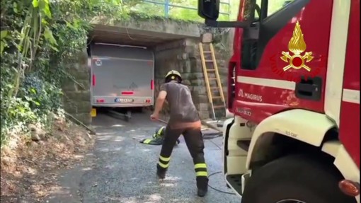 Trieste, segue le indicazioni del navigatore e resta incastrato nel sottopassaggio Trieste, segue le indicazioni del navigatore e resta incastrato nel sottopassaggio