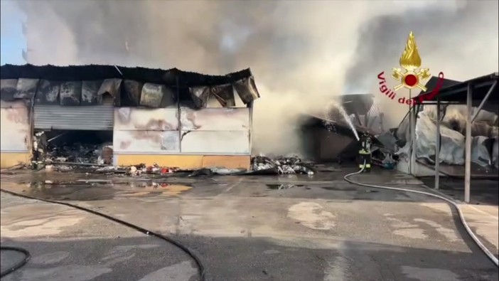 Vasto incendio in un capannone industriale a Napoli, l'intervento dei Vigili del Fuoco Vasto incendio in un capannone industriale a Napoli, l'intervento dei Vigili del Fuoco