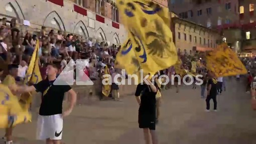 Palio di Siena, Aquila trionfa dopo 34 anni: i festeggiamenti in piazza del Campo Palio di Siena, Aquila trionfa dopo 34 anni: i festeggiamenti in piazza del Campo