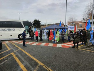 Volantinaggio dei sindacati metalmeccanici davanti alla Magneti Marelli di Venaria