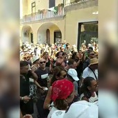 A Pozzuoli la protesta dei residenti: "Il governo dov'è? Vogliamo un tetto sulla testa" A Pozzuoli la protesta dei residenti: "Il governo dov'è? Vogliamo un tetto sulla testa"