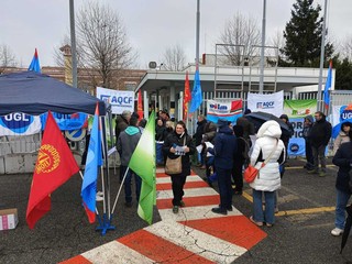 Volantinaggio dei sindacati metalmeccanici davanti alla Magneti Marelli di Venaria