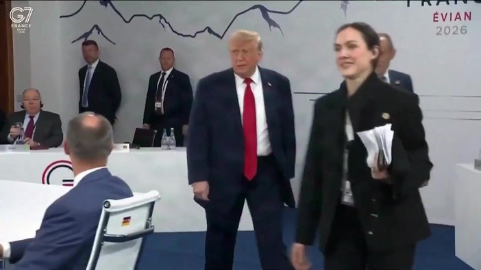G7, Trump arriva per ultimo alla riunione dei leader: "Sono il boss"