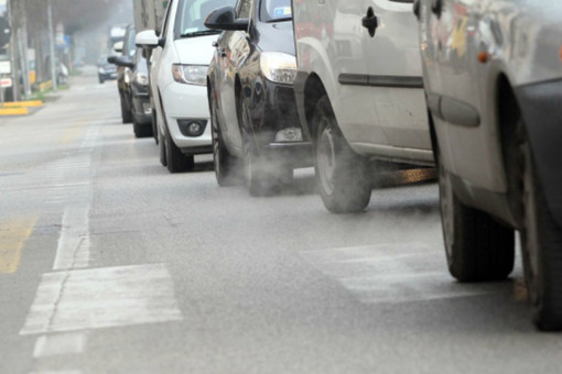 Smog, da domani il semaforo torna arancione: stop alla circolazione per i diesel Euro 5 Smog, da domani il semaforo torna arancione: stop alla circolazione per i diesel Euro 5