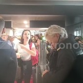 Operai ex Ilva bloccano aeroporto di Genova, le proteste dei passeggeri rimasti a terra