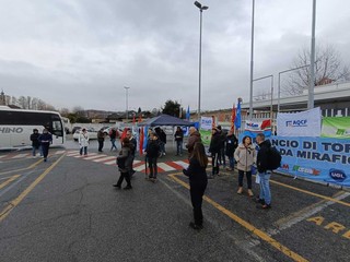 Volantinaggio dei sindacati metalmeccanici davanti alla Magneti Marelli di Venaria