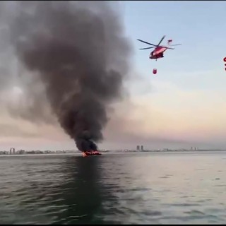 Yacht in fiamme a Jesolo, l'intervento dei vigili del fuoco in elicottero
