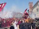 Baresi, centinaia di tifosi per l'ultimo saluto tra fumogeni e bandiere con n.6 Baresi, centinaia di tifosi per l'ultimo saluto tra fumogeni e bandiere con n.6
