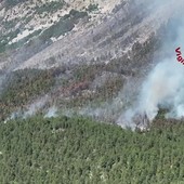 Abruzzo in fiamme, droni e Canadair in azione per spegnere gli incendi