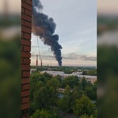 Attacco ucraino contro depositi di petrolio, colonne di fumo nella regione di Mosca Attacco ucraino contro depositi di petrolio, colonne di fumo nella regione di Mosca