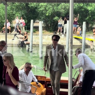 Venezia 83, bagno di folla per Robert Pattinson: l'arrivo al Lido per 'Primetime' Venezia 83, bagno di folla per Robert Pattinson: l'arrivo al Lido per 'Primetime'