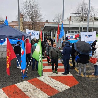 Volantinaggio dei sindacati metalmeccanici davanti alla Magneti Marelli di Venaria