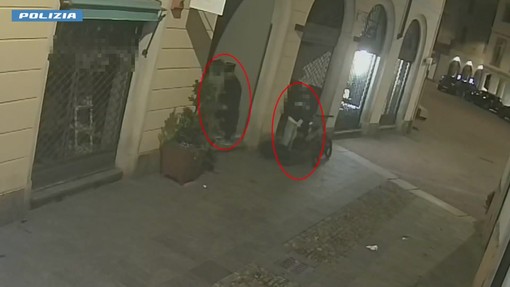 Picchiavano e rapinavano in pieno centro a Varese, ripresi dalle telecamere di sorveglianza Picchiavano e rapinavano in pieno centro a Varese, ripresi dalle telecamere di sorveglianza